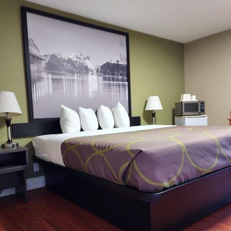 Hotel Super 8 By Wyndham Pembroke Exteriér fotografie
