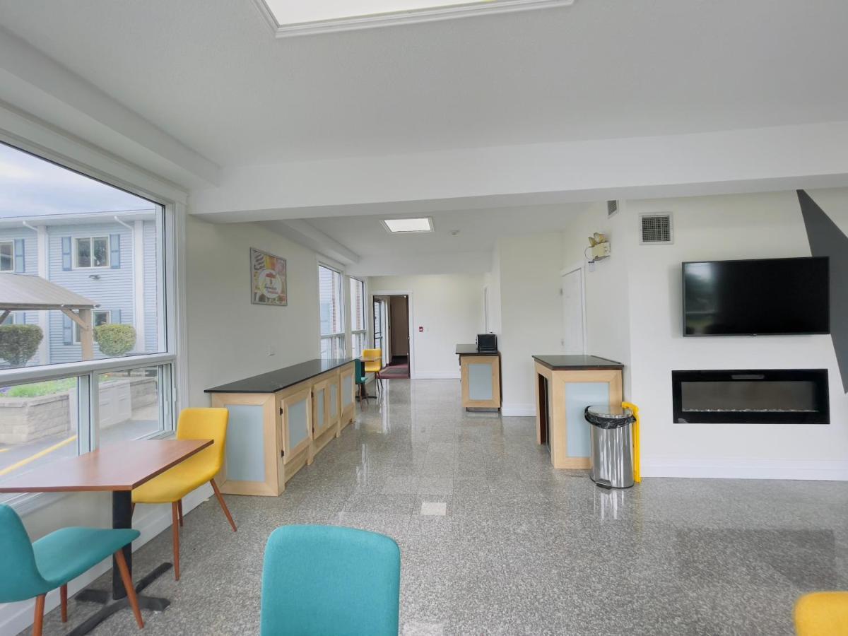 Hotel Super 8 By Wyndham Pembroke Exteriér fotografie