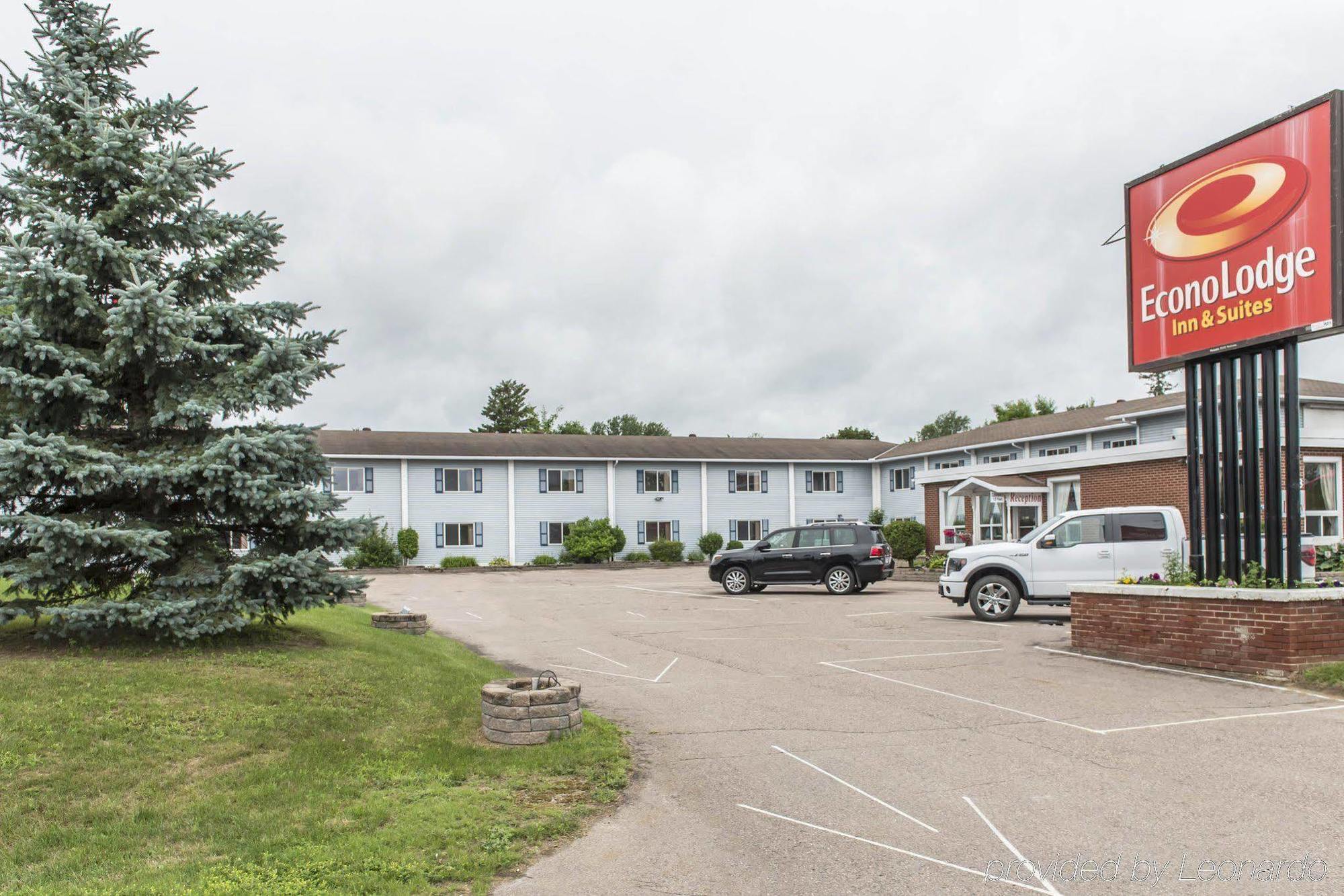 Hotel Super 8 By Wyndham Pembroke Exteriér fotografie