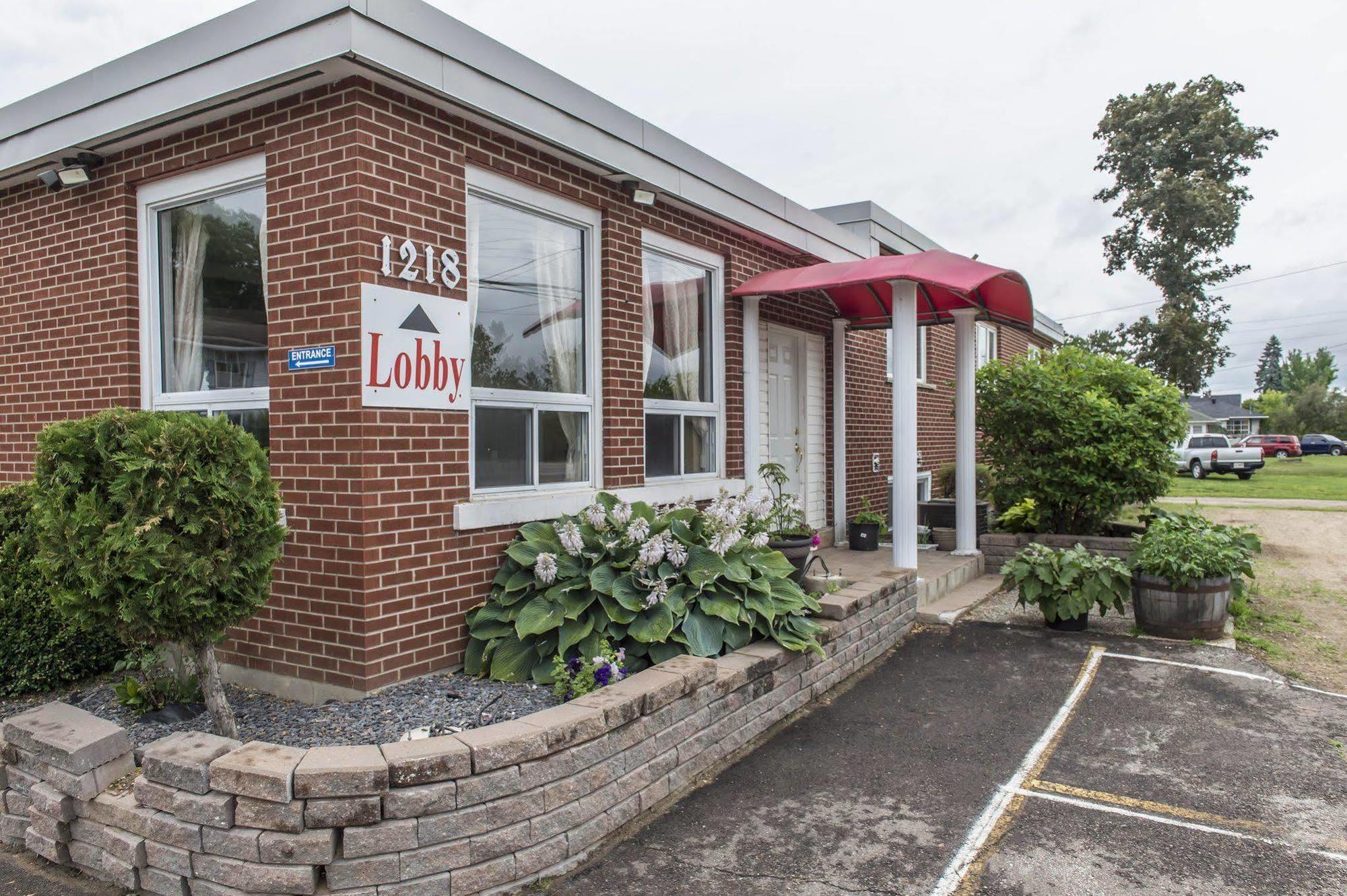 Hotel Super 8 By Wyndham Pembroke Exteriér fotografie